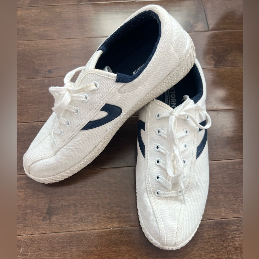 🚨Flash Sale 🚨 Tretorn Nylite Canvas sneakers white with navy logo Size 9. GUC.